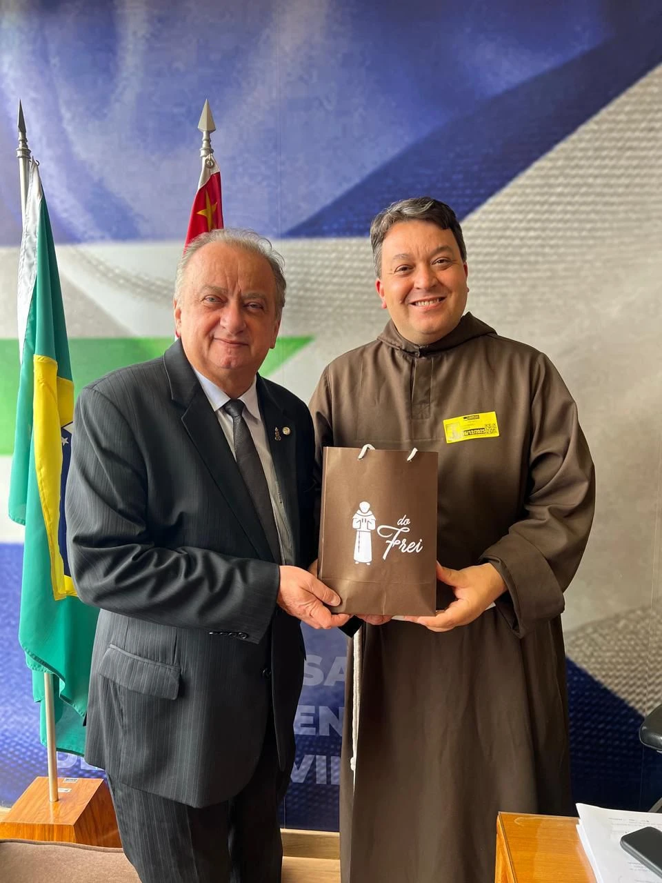 imagem de Representantes da Associação Lar São Francisco de Assis homenageiam parlamentares apoiadores.